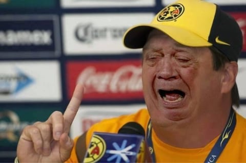 'Piojo' haciendo berrinches como el comediante mexicano Chabelo.
