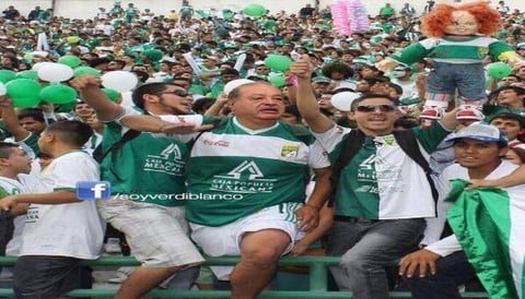 Carlos Slim editado en una fotografía que lo integra a la porra del León.