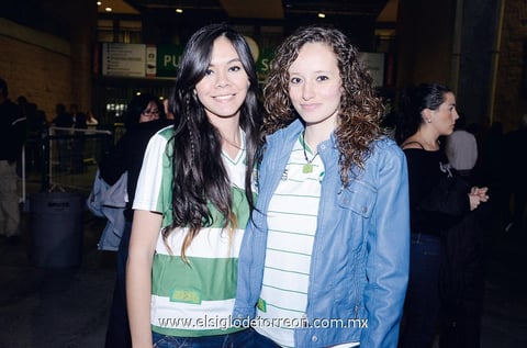 AFICIONADAS AL FUTBOL.  Lorena y Daniela.