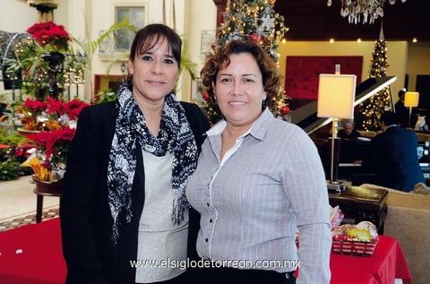 DISFRUTAN DESAYUNO.  Rosario y Margarita.