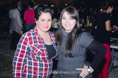 EN UNA DISCADA.  Gaby y Aracely.