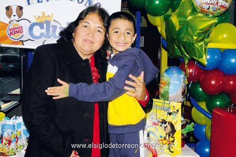 FELICES.  José Antonio con su abuelita, Lourdes.