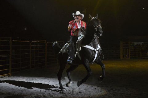 15 de febrero. Joan Sebastian | El "Ídolo de Juliantla" continuó  con los festejos del Día del Amor y la Amistad con un romántico concierto que ofreció en el Coliseo Centenario.