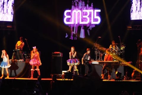 15 de marzo. EME 15 | Niñas con faldas de tutú y moños en el cabello se dieron cita en el Coliseo Centenario de Torreón ansiosas de ver a la agrupación juvenil EME15, quienes se presentaron en el lugar con su Wonderland Tour 2013