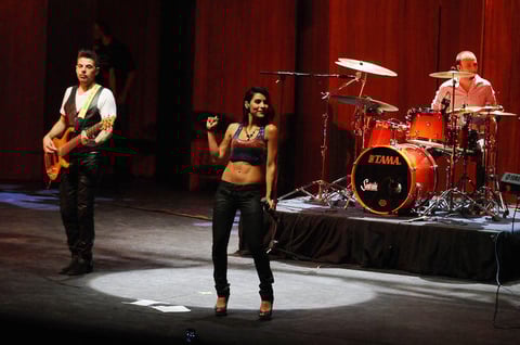 20 de marzo. Playa Limbo |  Los laguneros escucharon 'el eco de su voz' y quedaron por demás fascinados. Los integrantes de Playa Limbo ofrecieron ayer un breve concierto ante mil personas en el Teatro Nazas.