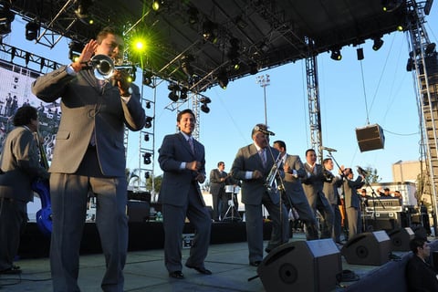 26 de mayo. Sonora Santanera |  "Sonoras santaneras" hay muchas y por supuesto "falsas", sin embargo, la original y única estremeció a la Plaza Mayor en toda su extensión.