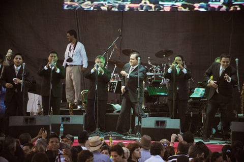 7 de agosto. Sonora Santanera | Los integrantes de la Única Internacional Sonora Santanera retornaron a La Laguna de Coahuila, en donde ofrecieron el día un emotivo y a la vez divertido concierto en honor a los adultos mayores de la localidad.