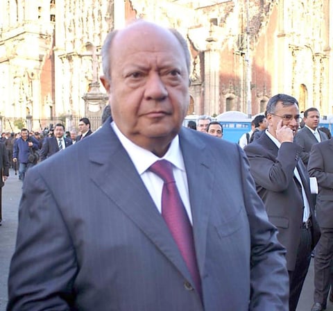Carlos Deschamps. El poderoso líder del sindicato petrolero y connotado miembro del PRI, siempre ha sido sospechoso del tráfico de influencias para su beneficio personal. El último escándalo lo protagonizó su hija Paulina Deschamps, quien aparece en fotos en Facebook en sus viajes por el mundo en aviones, yates y restaurantes de lujo, junto a sus perros Keiko, Boli y Morgancita. Al igual que Gordillo, Paulina Romero gusta de lucir su bolso Hermes, con valor de 12,000 dólares. Su hermano lleva una edición limitada del Enzo Ferrari, cotizado en 2 millones de dólares, regalo de su padre.