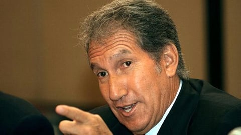 Arturo Montiel. El exgobernador del Estado de México por el PRI está acusado por su exesposa, Maudi Versini, de secuestrar a sus tres hijos, a pesar de que la primera cuenta con la custodia. Montiel se retiró de la carrera presidencial de 2005 tras las denuncias de las mansiones millonarias y transacciones bancarias en México y Francia. No está bajo investigación.