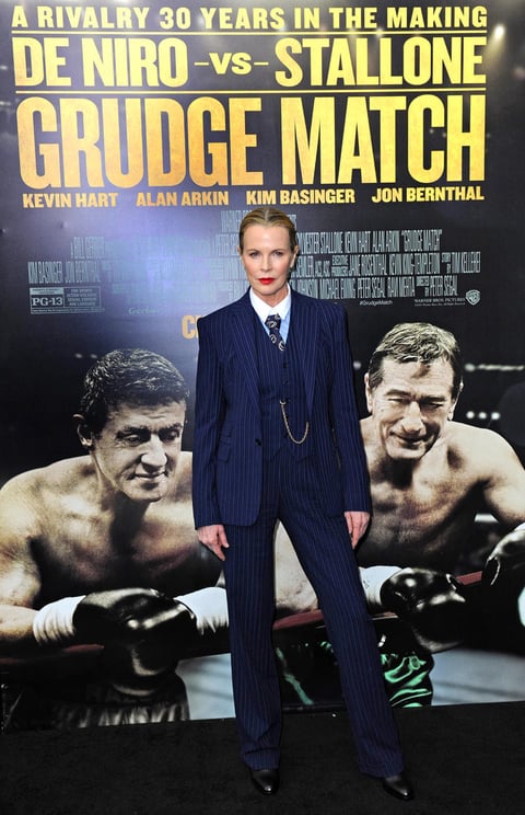 La actriz estadounidense Kim Basinger llegón con un peculiar atuendo al estreno.