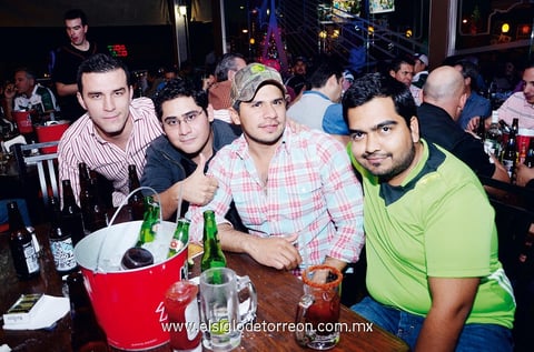 ENTRE AMIGOS.  Carlos, Manuel, Pepe y Mauro.