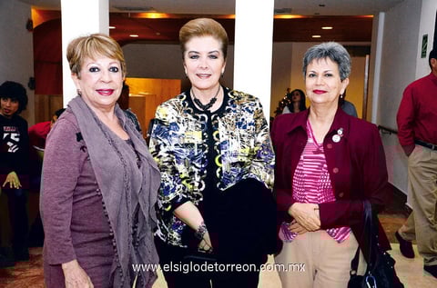 EN EL TEATRO.  Gloria, Martha y Sara Elia.