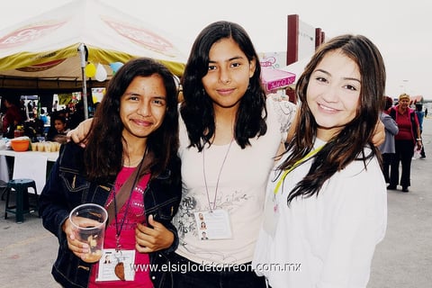 EN EL COLEGIO.  Ayari, Jennifer y Ninfa.