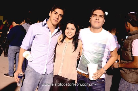 FIESTA DE ANIVERSARIO.  Juan Carlos, Ángela e Iván.