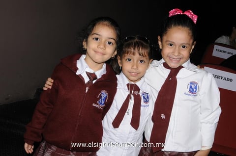18122013 FESTEJO EN EL COLE.  Lily, Valeria y Natasha.