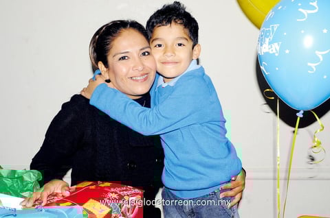 CELEBRA SU CUMPLE.  Gabriel Salazar Saucedo el día de su cumple. Lo acompaña su mamá, Leticia Saucedo,