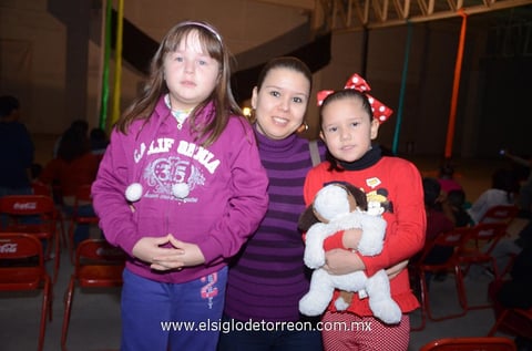 ASISTEN A MUESTRA PICTóRICA.  Sofía, Sol y Barby.