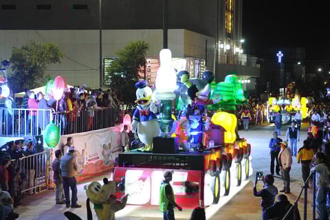 Los personajes de Disney, emblemáticos de varias generaciones, no pudieron faltar en el gran desfile.