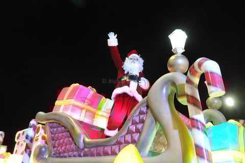 Papá Noel cambió su trineo volador por un carro alegórico con el que transitó las calles del Centro de Torreón.