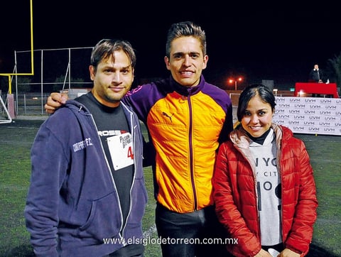 EN COMPETENCIA DEPORTIVA.  Adolfo, Kano y Karla.