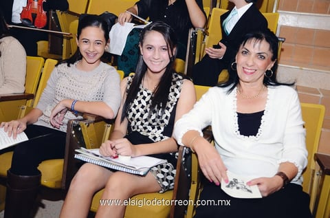 ASISTEN A PRESENTACIóN MUSICAL.  Marifer, Linda y Rosana.