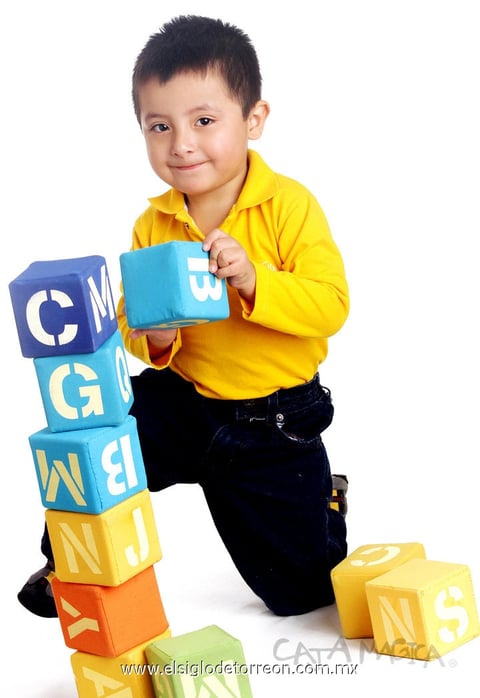 César Adrián Cháirez Reyes festeja sus 3 años. Es hijo del Dr. Gpe. César Cháirez Flores y Dra. Adriana Reyes Zavala.- Estudio Caja Mágica