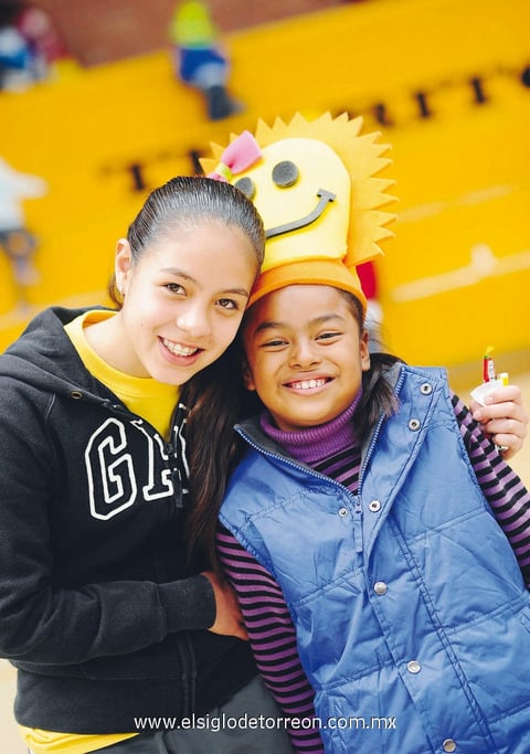 MUY LINDAS.  Camila y Dalay.