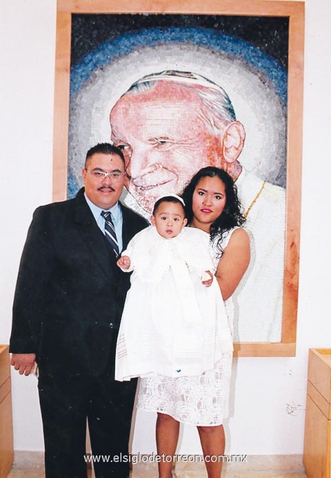 El bautizado con sus papás, Sr. Jesús Hernández de León y Sra. Andrea Márquez López.