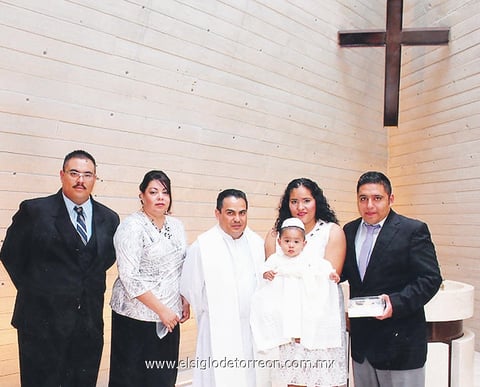 Jesús Hernández, Dra. Patricia de León, Pbro. Víctor Manuel Gómez, Andrea Márquez y Carlos Márquez con el festejado.