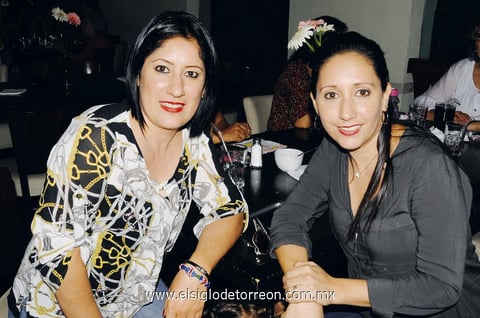 DISFRUTAN TARDE DE CAFé.  Adriana y Edel.