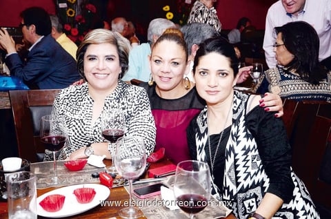 INAUGURACIÓN DE RESTAURANTE.  Ana Luz, Tere y Cristina.