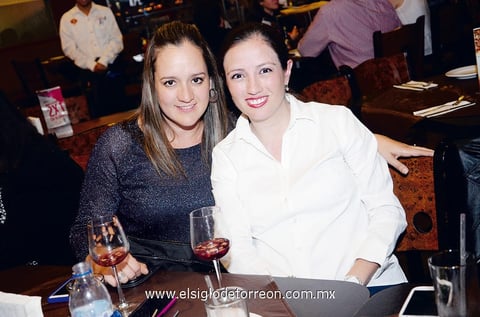 EN UN CUMPLE.  Karla y Paty.