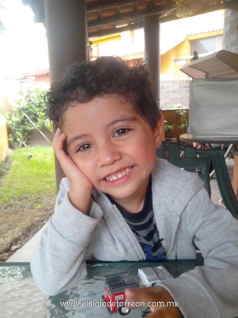 El pequeño Víctor Alejandro Saldaña Sánchez, muy atento observando los bonitos detalles de la reunión.