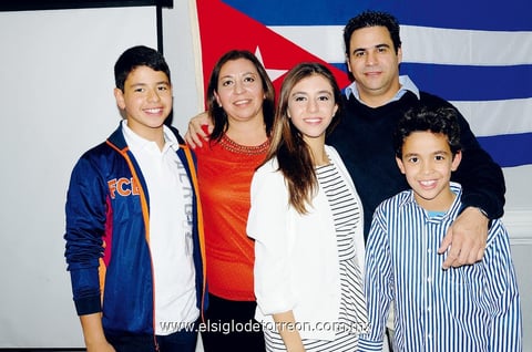 FAMILIA CUBANA.  Israel, Yuliet, Gabriela, Yoel y Yan.