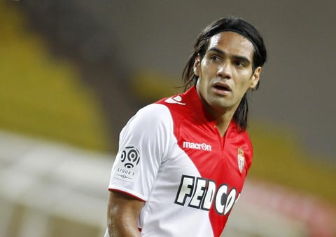 El equipo AS Mónaco se coloca en el peldaño 18, tras hacerse de grandes refuerzos como Radamel Falcao, James Rodríguez o Eric Abidal, el club francés subió su valor en el mercado.