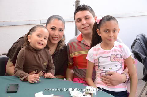 Verónica, Victoria, Daniel e Isabella.