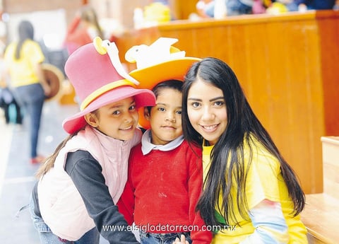 DISFRUTAN.  Toñito, Angélica y Maryfer.