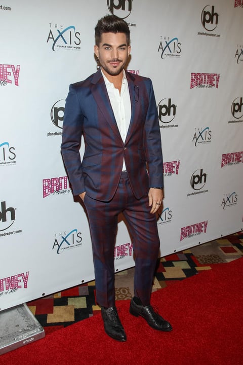 El cantante Adam Lambert desfiló por la alfombra roja de la primera fecha de Piece of Me en el Planet Hollywood de Las Vegas.