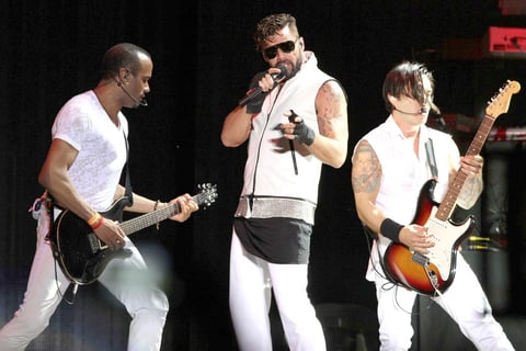 A las 21:33 horas, Ricky Martin apareció vestido de blanco, calmando así las ansias de quienes, desde casi tres horas antes lo esperaban impacientes para que saliera a cantar en el impresionante escenario montado en el campo de golf del Moon Palace Resort.