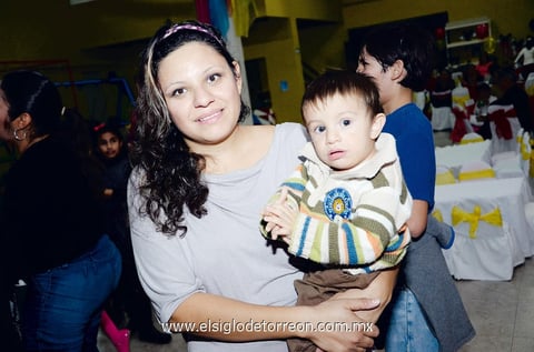 EN UNA PIÑATA.  Paola y Aarón.