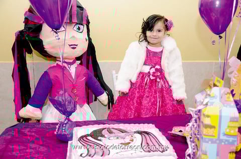 Egla Esmeralda Carranza Torres, muy linda y elegante, celebró sus 3 añitos de vida el día 26 de diciembre de 2013.