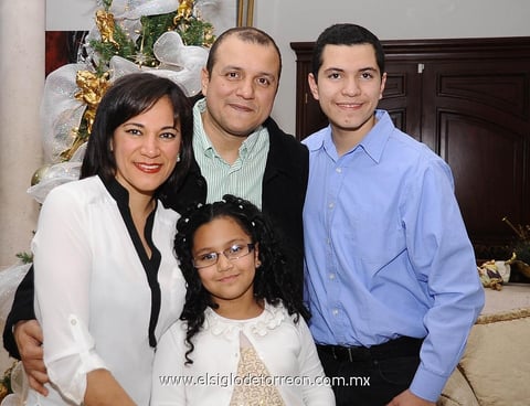 31122013 Mavis y Virgilio con Iván y Paulina.