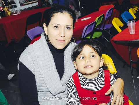31122013 POSADA EN EL KÍNDER.  Gynna y Samantha.