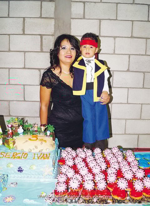 31122013 DE FIESTA.  Sergio Iván Lozano Sánchez celebró su cumpleaños número tres. El pequeño disfrutó una divertida fiesta al estilo de Jake y los Piratas del País de Nunca Jamás. Numerosos familiares y amigos estuvieron presentes para acompañarlo en este día tan especial, entre ellos, su mamá Matxalen, quien lució como una excelente organizadora, pues todos los detalles estaban acorde a la serie infantil de los piratas.