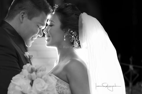 Veronica Rico y Gilberto Machuca en una fotografia de estudio el día de su boda.-  Estudio Laura Grageda