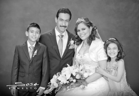 Familia Gallegos Rodríguez fueron captados en una hermosa fotografía de estudio. - E. Sosa Fotografía