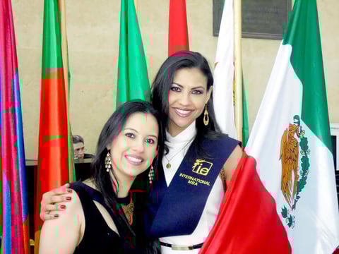 Silvia y Elizabeth Mejía Valenzuela durante una recepción del Instituto de Empresa en Madrid, España.