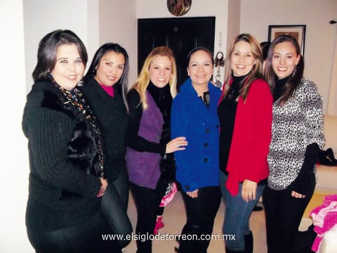 CENA DE FIN DE AñO.  Carmen, Cristy, Lucy, Laura, Sandra y Gilda.