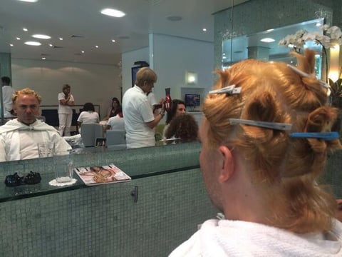 Cristian volvió a sorprender al publicar una foto de su cambio de look, mientras se encontraba en el salón de belleza.