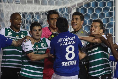 Tras una jugada fuerte, Marco Fabián recibió la segunda tarjeta amarilla y fue expulsado al minuto 88.